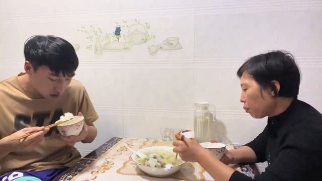 儿子练车感冒了，给孩子炖点牛肉萝卜汤，考试通过饭吃的都香 смотреть онлайн