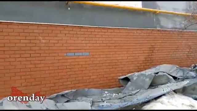 В Оренбурге с фасада многоэтажки сполз утеплитель 05 02 2020 смотреть онлайн