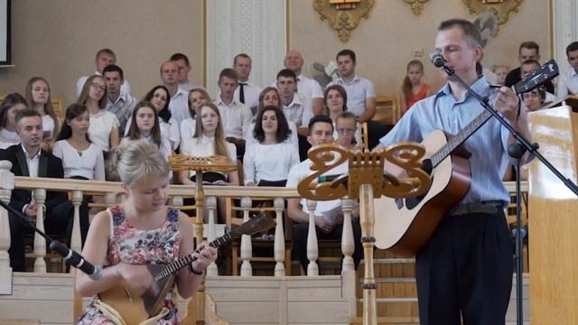 "Великий Бог", соло на балалайке. Играет Папа и дочка. смотреть онлайн