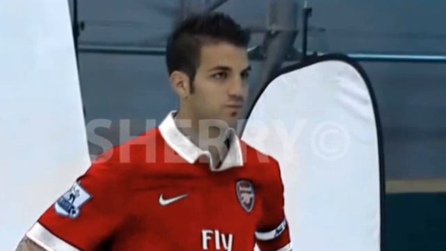 Fabregas Modeling New Arsenal Home Kit? смотреть онлайн