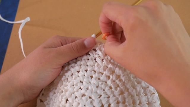 Шляпа "Белые Пески" крючком из пряжи Raffia смотреть онлайн