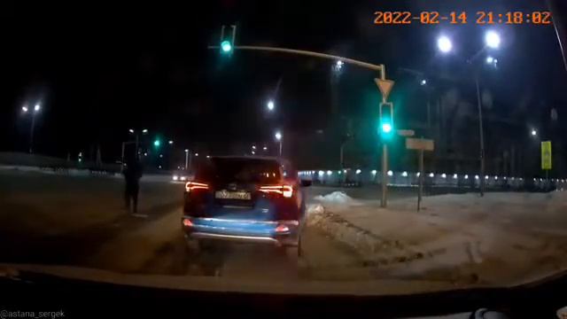 Мужику респект, остановился и мусору убрал с дороги. Опубликуйте плиззз смотреть онлайн