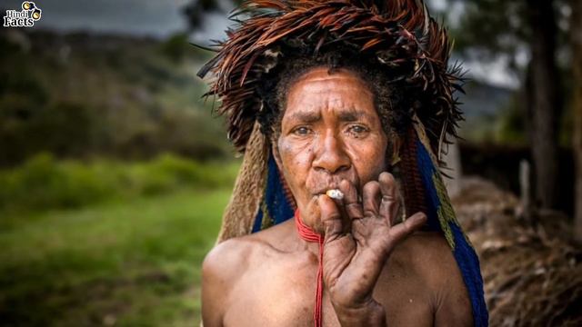 महिलाओं की उंगली काटने की दर्दनाक परंपरा || Dani Tribe | Indonesia || смотреть онлайн