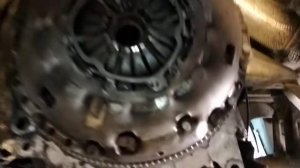 VW Т5 MULTIVAN 2.5TDI маховик сцепление.  Парни я не знаю как он все это терпел.