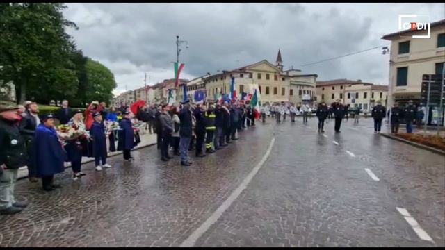 25 aprile a Castelfranco Veneto: l'alzabandiera e il corteo смотреть онлайн