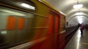 Рабочий электропоезд 81-717/714.5 «СИНЕРГИЯ-1», проследует станцию метро Таганская, Кольцевая линия