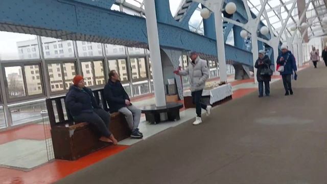 САМЫЙ НЕОБЫЧНЫЙ ПЕШЕХОДНЫЙ МОСТ В МОСКВЕ смотреть онлайн