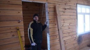 Окосячка двери в доме из бруса
