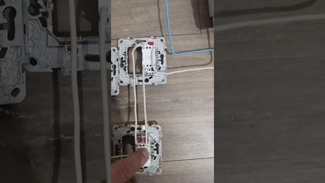 Схема подключения перекрестного и двух проходных выключателей при управлении освещением с трех мест смотреть онлайн