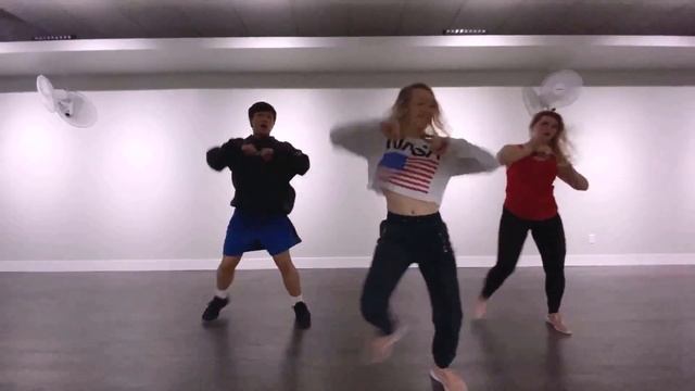 Hips Don't Lie - Shakira | Hip Hop/Latin Dance Beginner смотреть онлайн