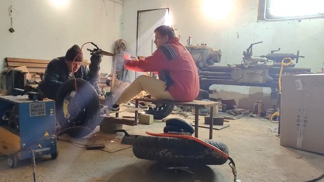 Собираем переднюю подвеску солнцемобиля. Проблемы с углами Аккермана и рулевым карданом смотреть онлайн