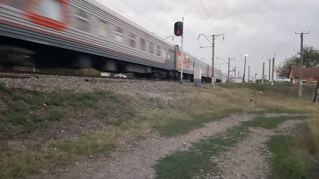 Электровоз ЭП1М-724 с поездом Кисловодск-Иркутск смотреть онлайн