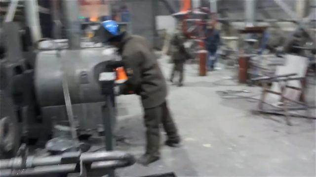 Литьё чугуна в литейном цехе. смотреть онлайн