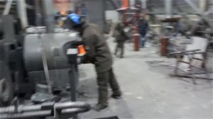Литьё чугуна в литейном цехе.