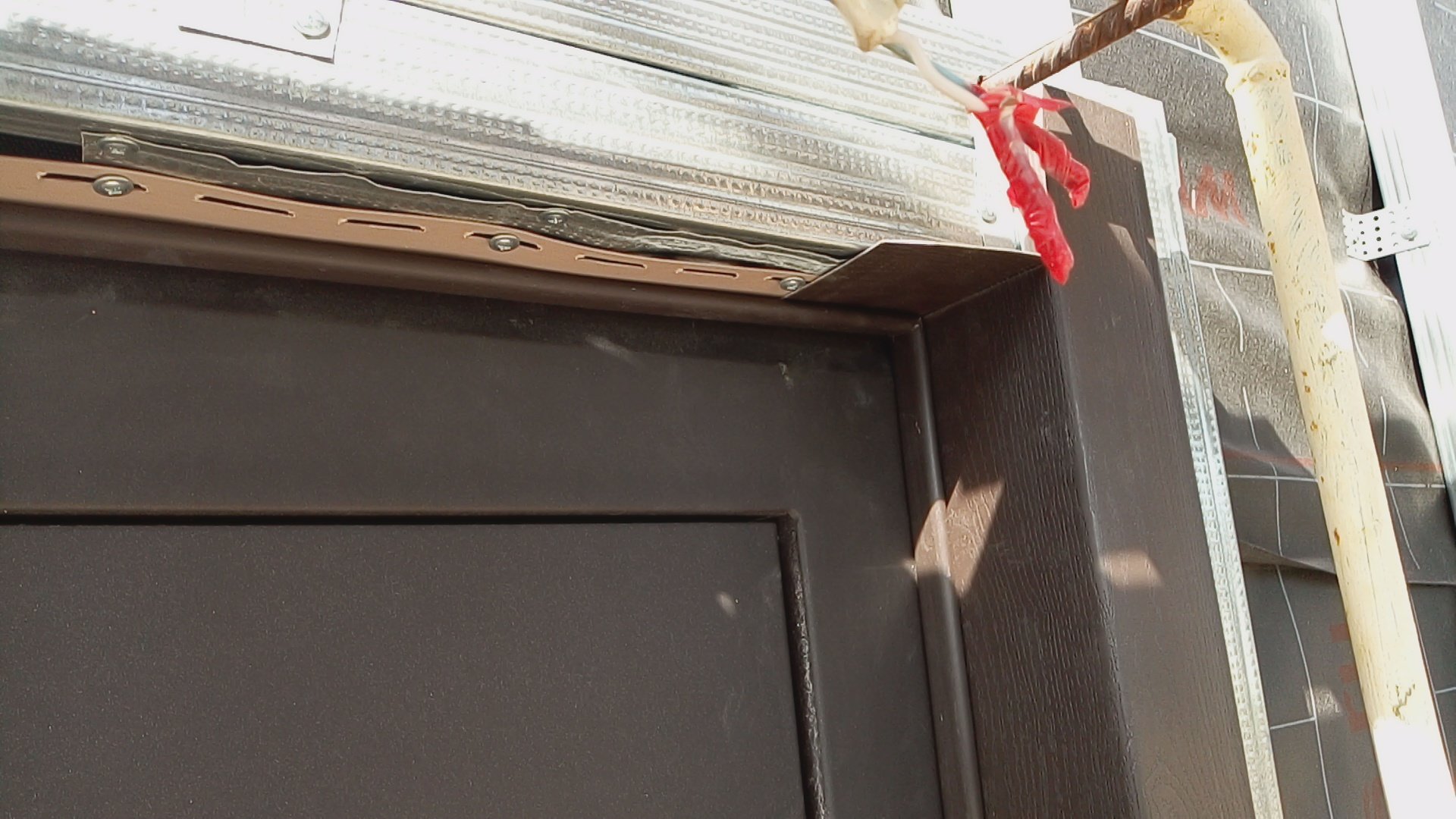 Монтаж каркаса и околооконных (приоконных) планок вокруг уже установленных дверей смотреть онлайн