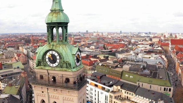 Aerial Views of Marienplatz and Frauenkirche in Munich смотреть онлайн