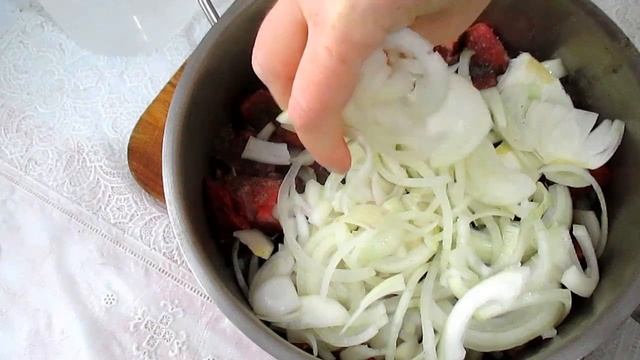 МЯСО ТУШЕНОЕ С АЙВОЙ И ЛУКОМ смотреть онлайн