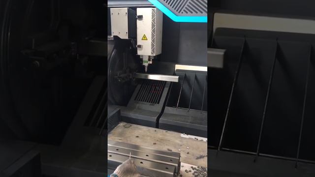Ручная загрузка квадратной трубы из нержавеющей стали и резка отверстий с помощью волоконного лазера смотреть онлайн