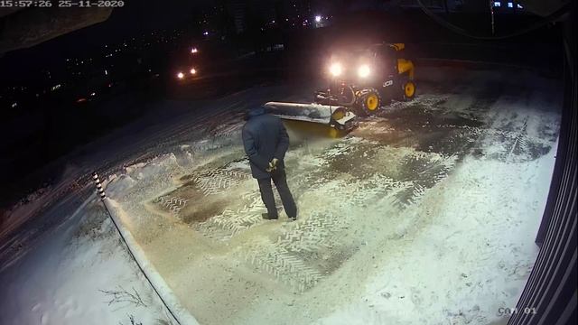 Уборка территории от снега и льда в ограниченном пространстве щеткой погрузчиком JCB смотреть онлайн