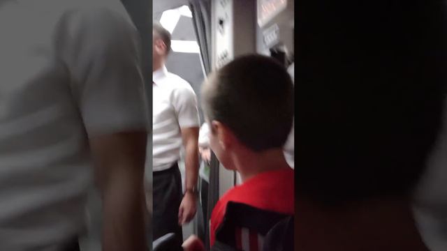 Гаджимурадик первым заходит на самолёт 🛬✈️ смотреть онлайн