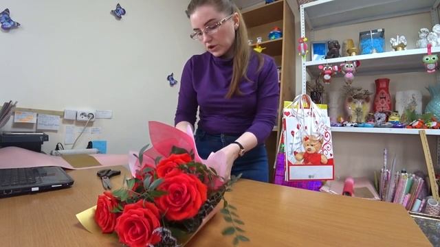 Как упаковать 5 Роз КРАСИВО и ПРАЗДНИЧНО? Мастер Класс? смотреть онлайн