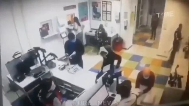 УКРАИНКА СНЯЛА ТРУСЫ НА ПОЧТЕ И ОДЕЛА ВМЕСТО МАСКИ | ПОЛНАЯ ВЕРСИЯ смотреть онлайн