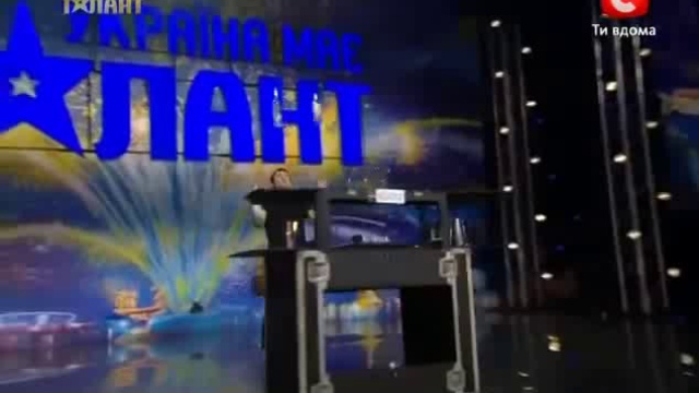 Бармен на Шоу Талантов смотреть онлайн
