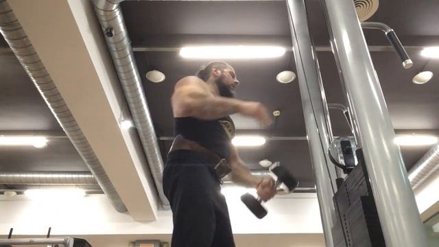 Подъем гантели одной рукой смотреть онлайн