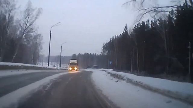 Водитель Audi вылетел на встречную полосу смотреть онлайн