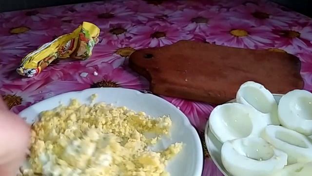 Простое и быстрое блюдо на праздничный стол. Закуска из яиц. Готовится за пару минут!