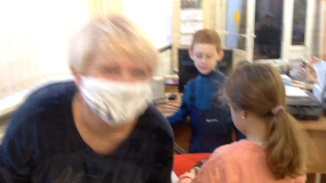 06.01.2022 В СТРЕЛЬНИНСКОЙ БИБЛИОТЕКЕ МАСТЕР-КЛАСС ПО СНЕГОВИЧКАМ ИЗ ВТОРСЫРЬЯ