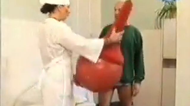 ЮМОР Съёмка скрытой камерой Гигантская клизма смотреть онлайн