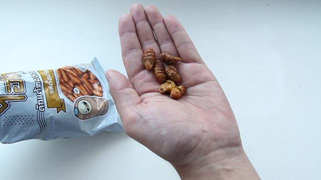 Тайские снеки из насекомых (Кузнечики и личинки) смотреть онлайн