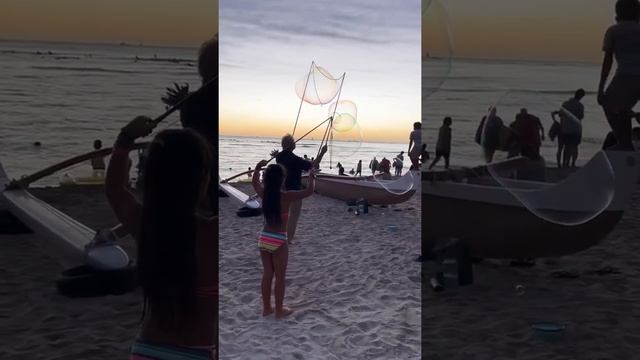 Kristina make huge bubbles #bubble #beach смотреть онлайн