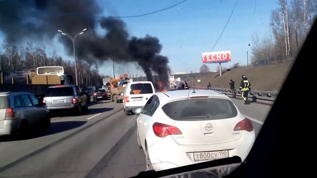 МКАД. Горит ГАЗель. Пятница 13.03.2014 смотреть онлайн