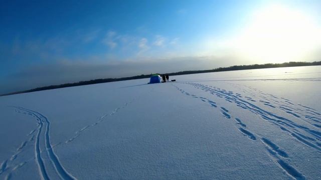 ЗИМНЯЯ РЫБАЛКА С НОЧЕВКОЙ в палатке на льду. Первый лед в Беларуси 2021-2022. смотреть онлайн