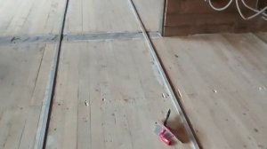 Штукатурим деревянный пол по маякам в уровень без порогов. Как выровнять деревянный пол недорого.