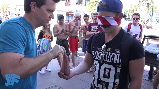 Угадай, что в руке. Прикол. смотреть онлайн