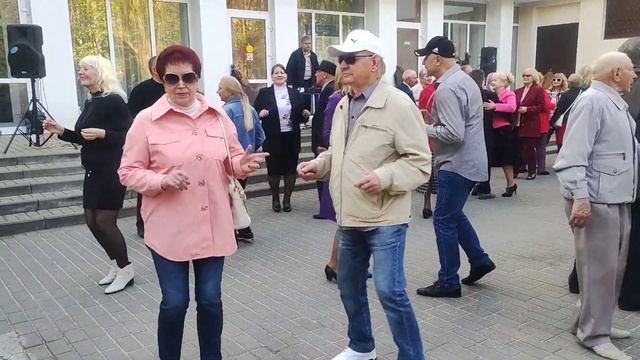 Потанцуем вместе.......23.04.23 Гомель парк Луначарского смотреть онлайн