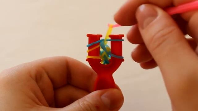 Плетение из резинок Делаю браслет Французская коса Weaving gum Do French braid bracelet смотреть онлайн