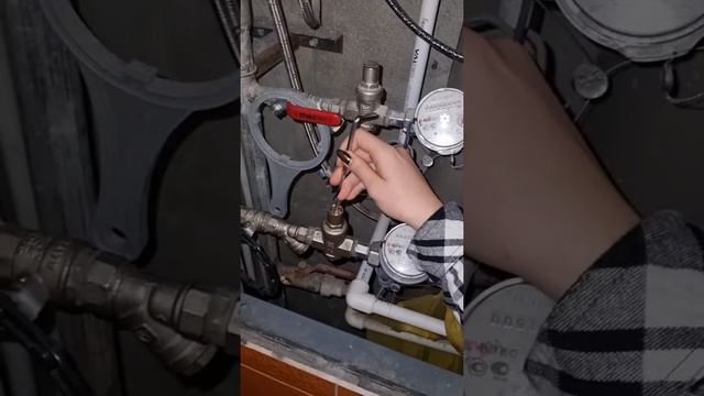 Как отрегулировать напор воды? #папаучит
