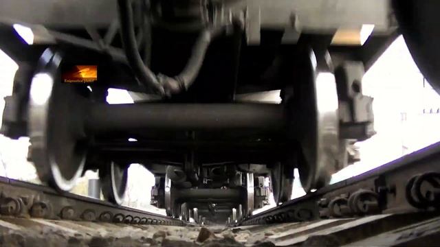 ВЛ80К-134 с грузовым поездом. Вид снизу смотреть онлайн