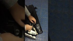 Вратарь. Хоккей с шайбой. Одеваем щитки.