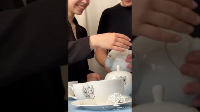 Друзья, поделитесь, что самое сложное для вас при заказе фамильной посуды? #семья #фарфор #shorts смотреть онлайн