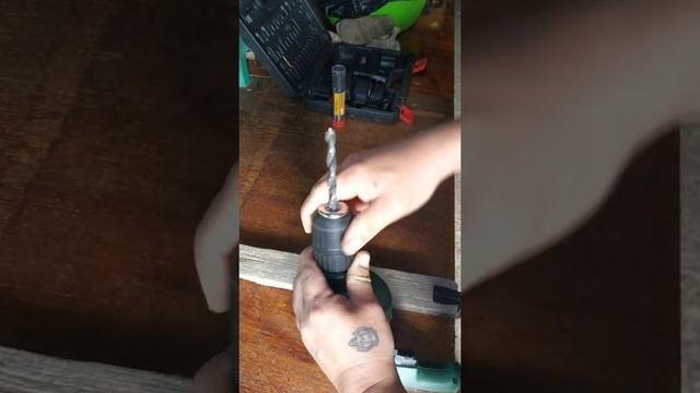 Как вставить сверло в дрель (Патрон шуруповёрт).Ответ на вопрос. смотреть онлайн