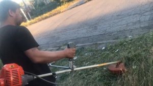 Покос травы бензокосой (триммером) kema
