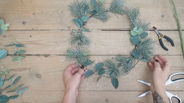 SUCCULENT & PINECONE CHRISTMAS WREATH DIY | Under £25 to make Bangonstyle смотреть онлайн