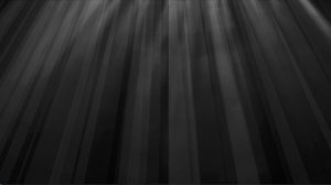 Лучи света на черном фоне. Лучи солнечного света падают сверху - футаж для видео монтажа.