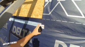 Каркасная баня с плоской кровлей на берегу пруда.