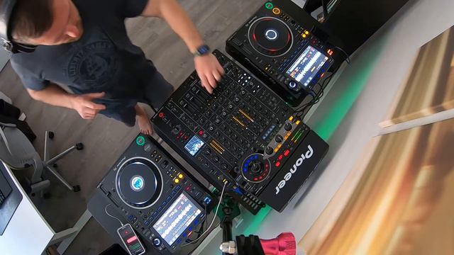 Zhenya M - Disco Jackin House Mix, April 18th' 22, Pioneer CDJ 3000, DJM V10, RMX 1000 смотреть онлайн